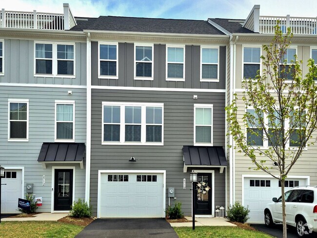 Building Photo - Mountain Views! Rental