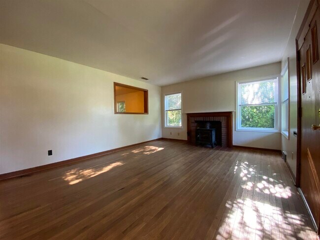 Photo - 2415 E 4th St