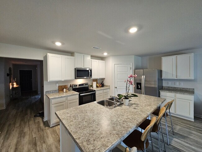 "Experience Comfort and Style in this 4-Bed Oasis with Granite Elegance"