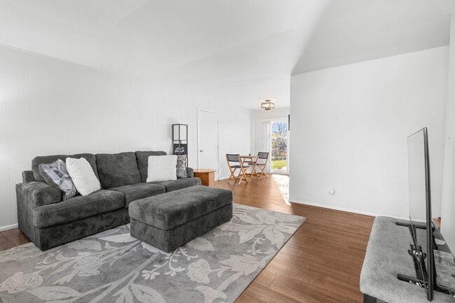 Photo - 5011-5013 Three Oaks Rd