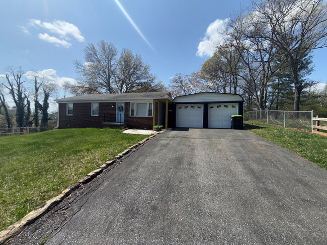 Building Photo - Furnished Home in Madison Heights available through October 31, 2026.
