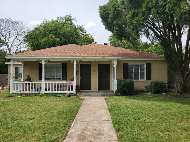 Front of Duplex / Right Side Available - 10111 Kilarney Dr House