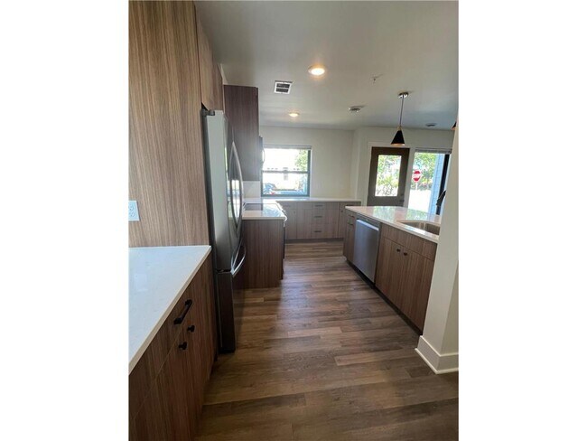 Photo - 131 W 46th St