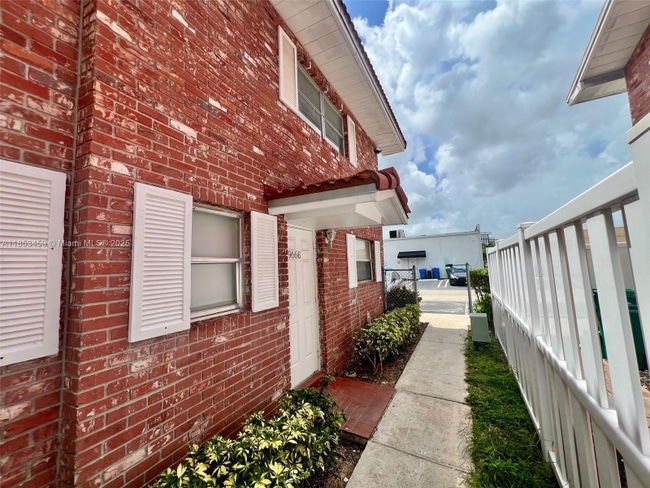 Photo - 9666-9666 NW 35th St Unidad 4