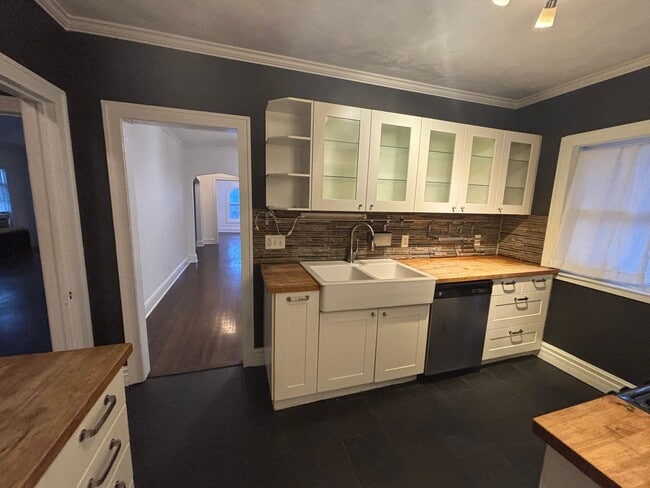 Building Photo - 1067-1069 Saint Clair Avenue Unit 1069