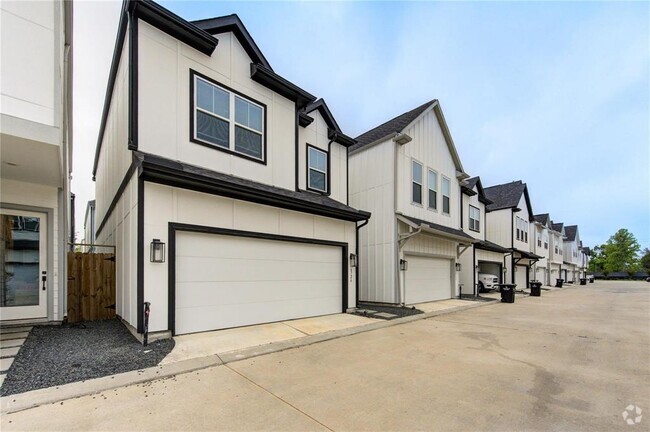 Building Photo - 6726 Parker Oaks Ln Rental