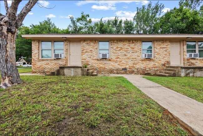 Building Photo - 701 W Hull St Rental
