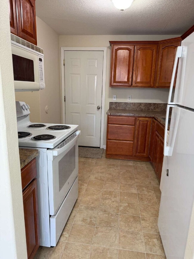 Photo - 3 Bedroom 1.5 Bathroom SE Portland Triplex