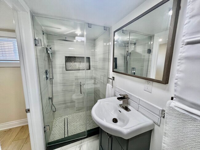 Photo - 120 Eastchester Av