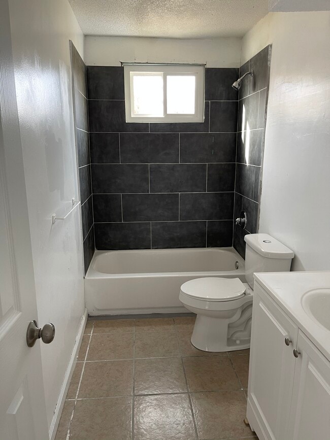 Photo - 730 N 70th St