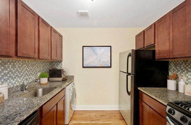 Photo - 555 W Arlington Pl