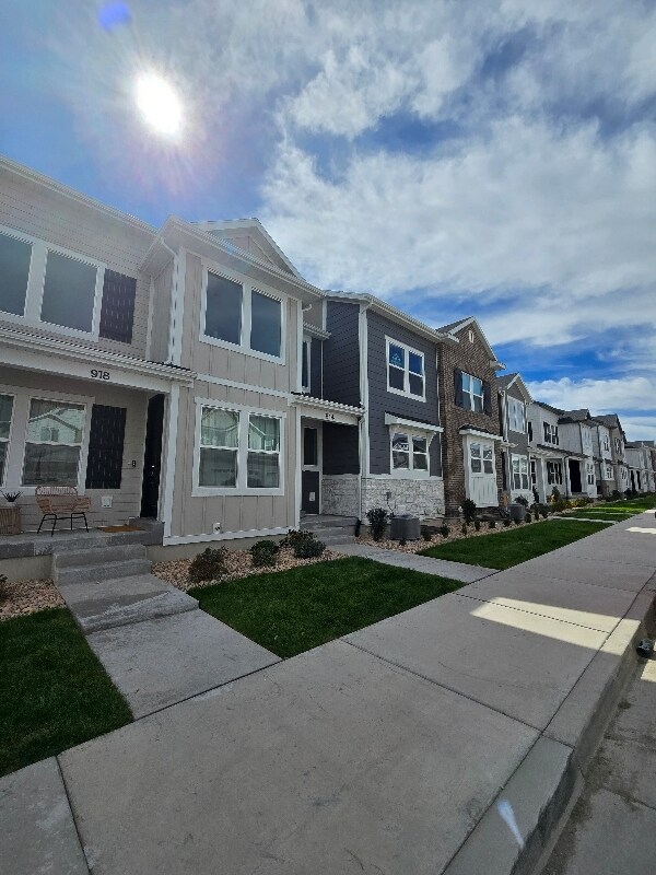 Photo - 3898 Hardman Way