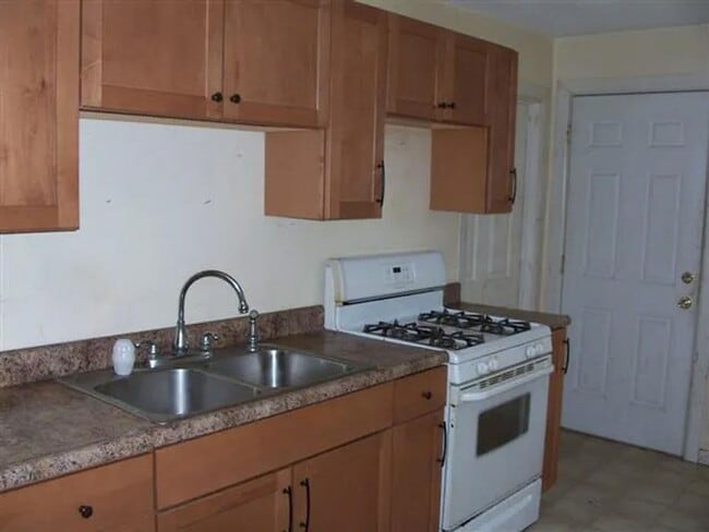 Building Photo - Fenced in Yard-3 Bed 1 Bath House!