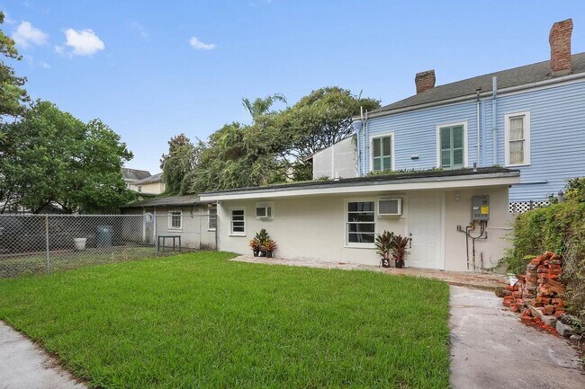 Building Photo - Constantinople Unit mother in law