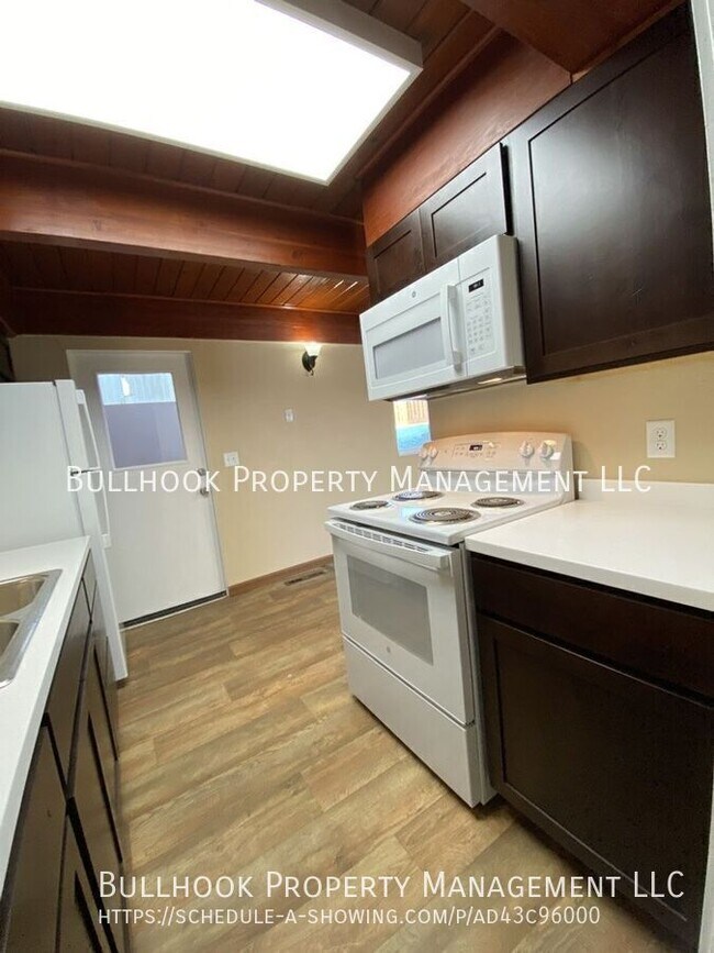 Photo - 623 13th St W
