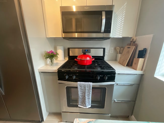 Photo - 7327 Dickens Ave Unidad 4