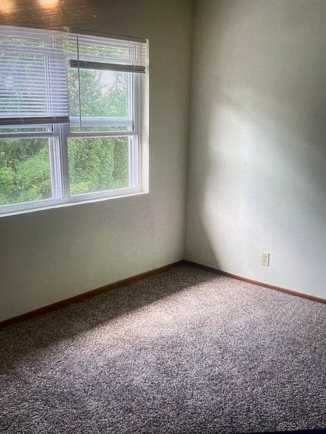 Photo - Knoxville 37919 - 2 bedroom, 1 bath apartment in West Knoxville - Contact Lisa Vineyard and Shann...