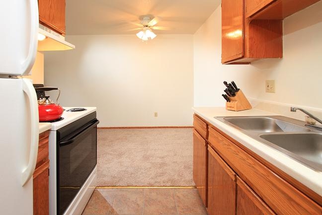 Dining Area -- 1 BR - Cobblestone Court Rental