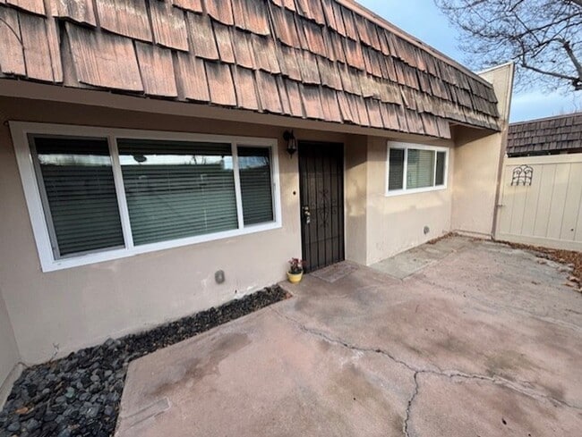 Photo - Clean 2 Bedroom / 1 Bathroom Condo Near Stockdale Hwy & Real Rd. Unit 4