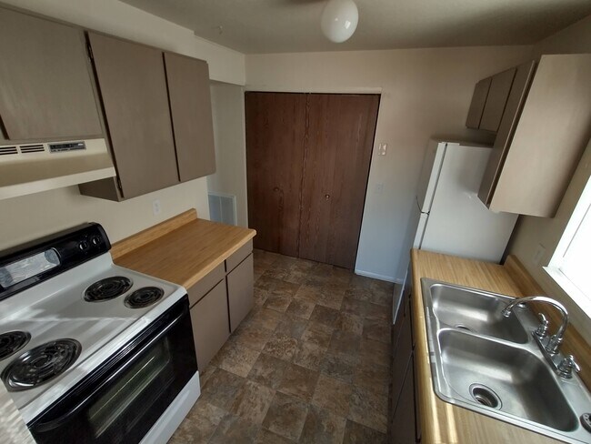 Kitchen - 745 S Vernal Ave Unit 1