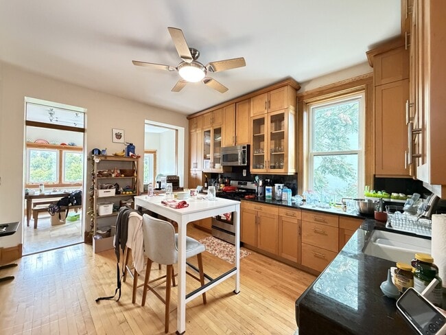 Photo - 833 N Rockwell St Unit 2C