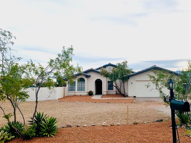 Front view from street - 6910 W Chervil Pl (Tucson, AZ)