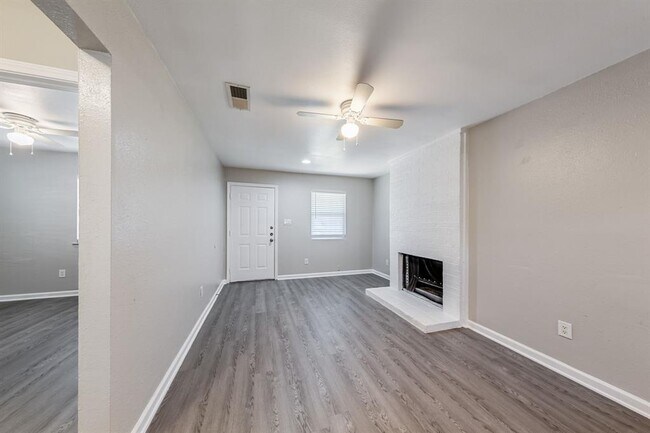 Photo - 2011 E Stassney Ln