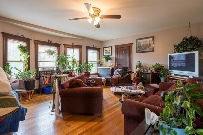 Building Photo - 39 Thurston St Unit 3
