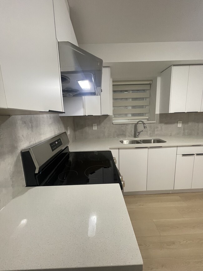 Building Photo - 110 110 St