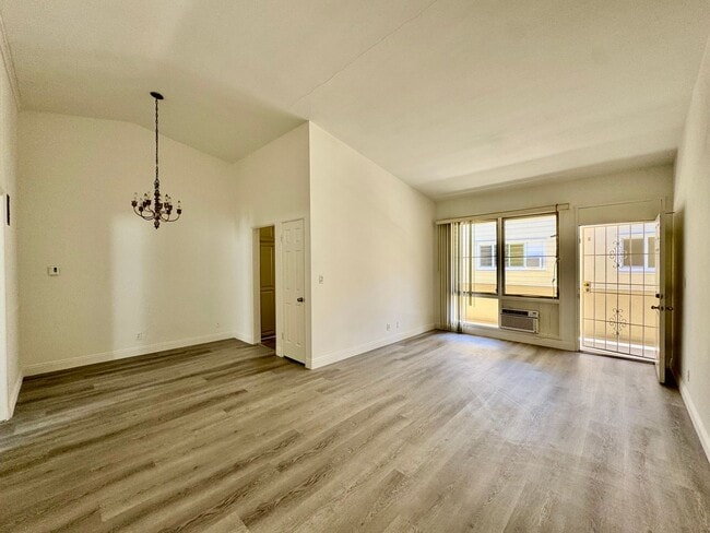 Building Photo - 333 Rexford Dr Unit 333 S Rexford Dr 5