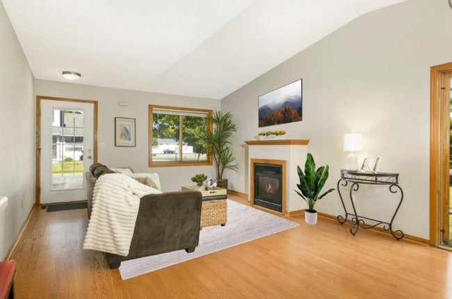 Photo - 464 Roundhouse St