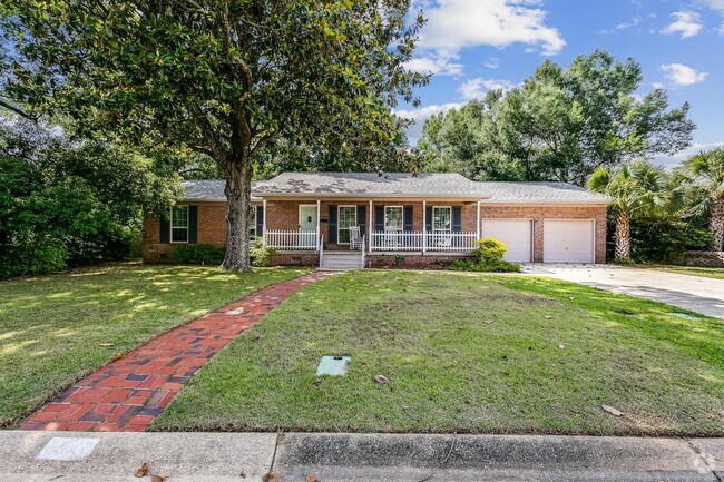 Building Photo - Gorgeous Home