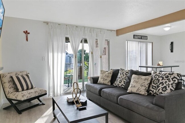 Building Photo - 2022 Ludlow Ln Unit 2022