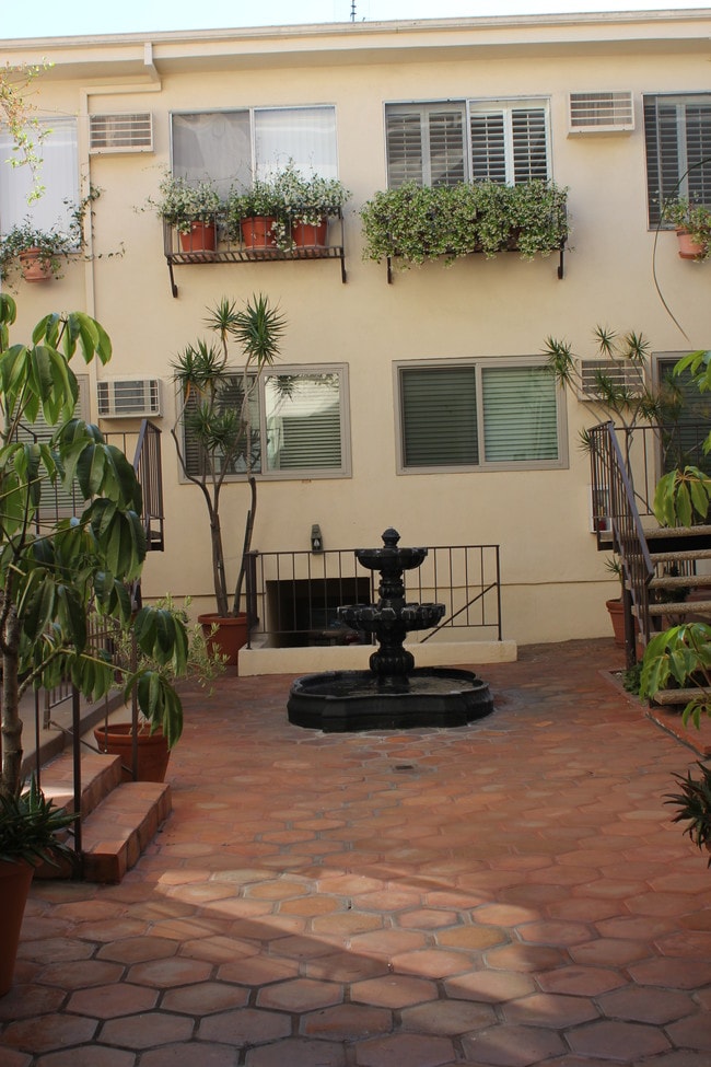 Building Photo - 1951 Malcolm Ave Unit 207