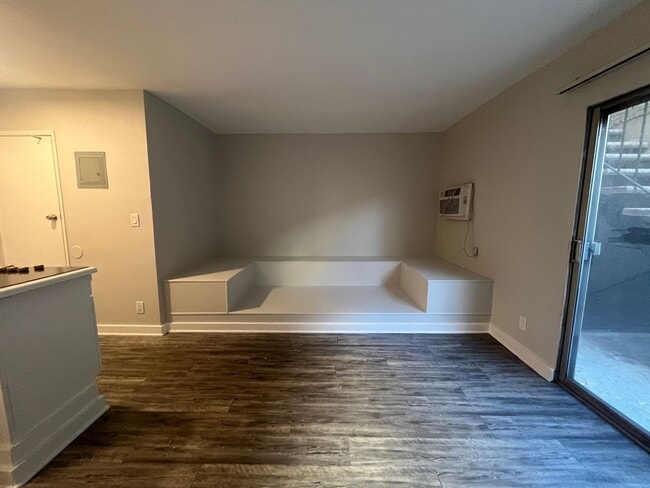 Photo - 1944 Whitley Ave.