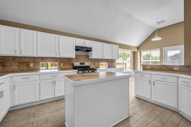 Photo - 1046 Willersley Ln