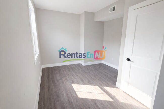 Photo - 494 S 18th St Unidad 3