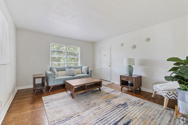 Interior Photo - Brick Pointe