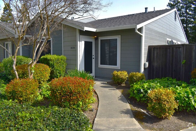 Building Photo - Elegantly remodeled condo unit!