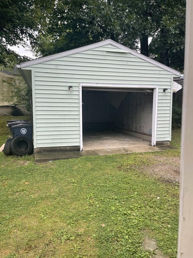 Photo - 887 Kickapoo Ave