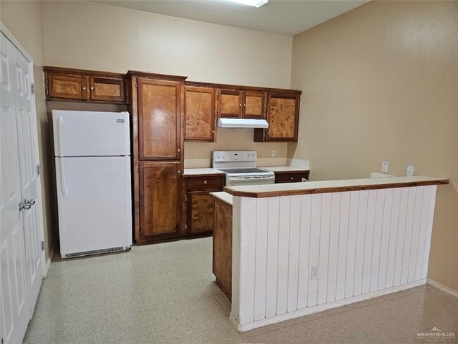 Photo - 10 US-83 BUS