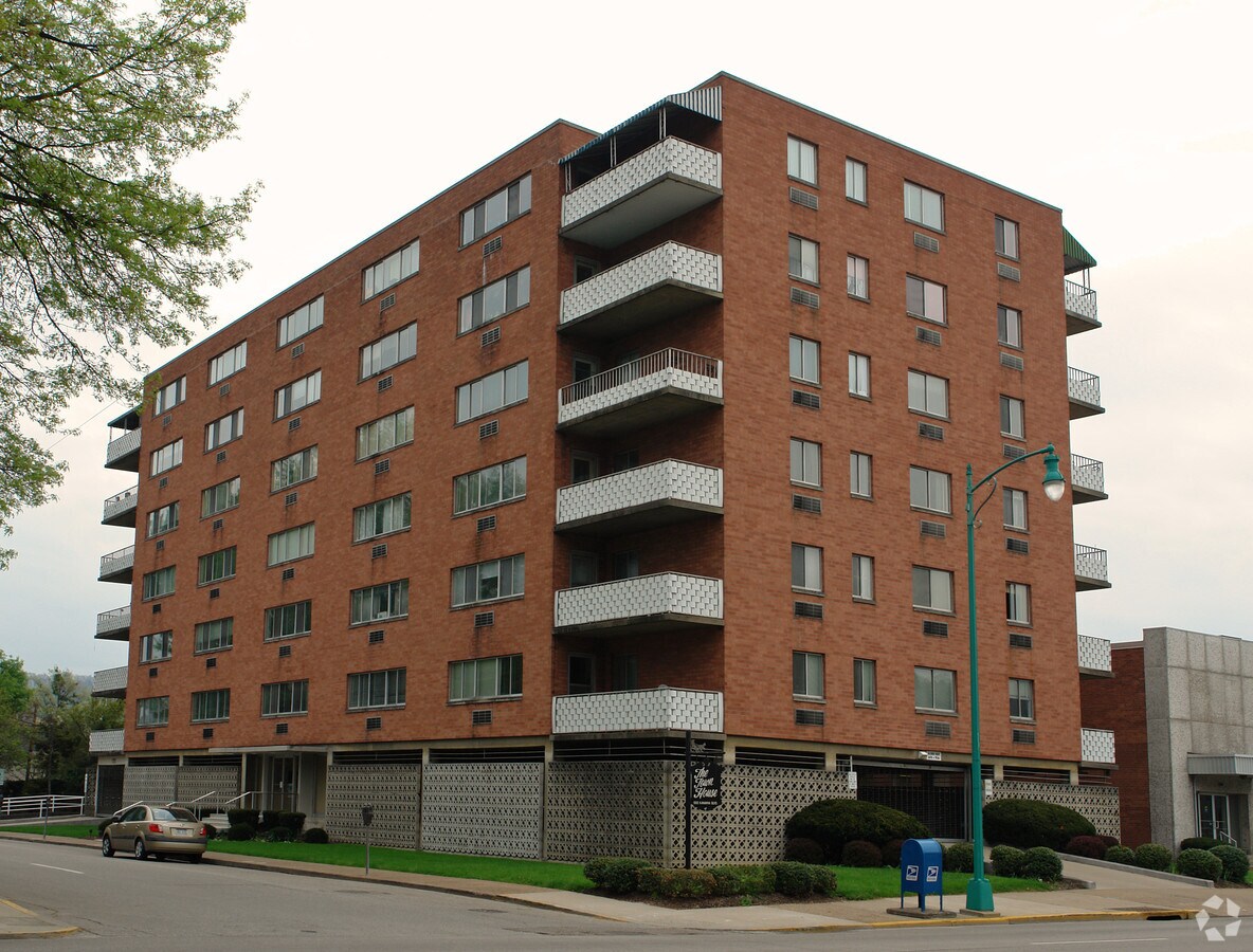 The Town House Apartments - The Town House Apartments