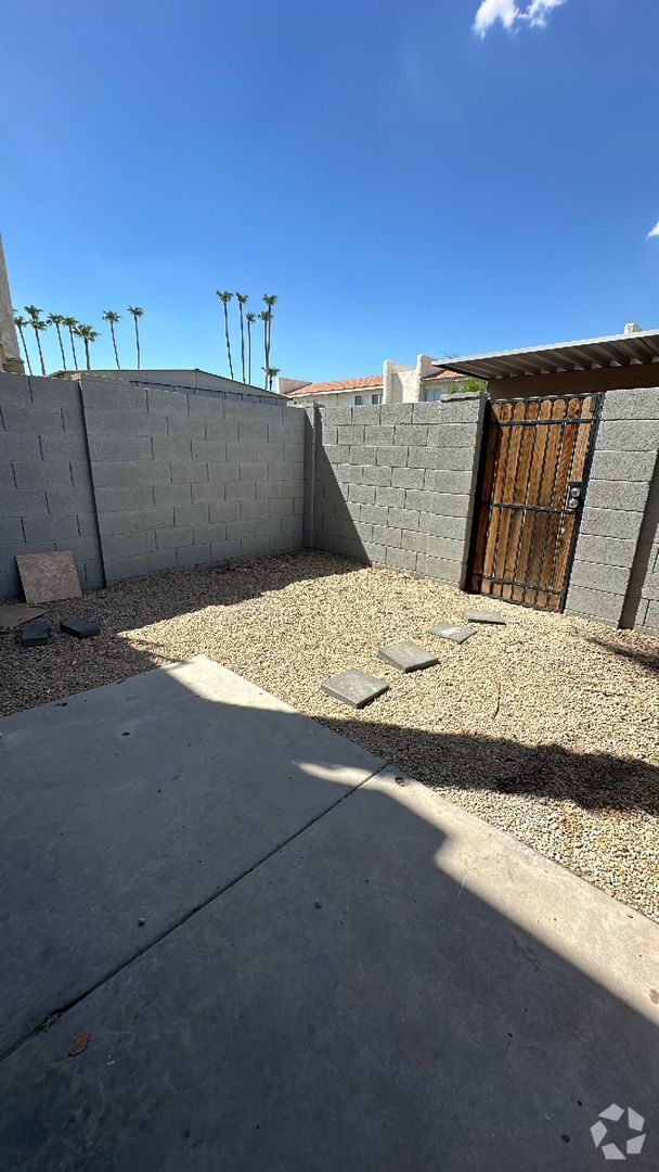 Building Photo - Updated 2 Bed/1 Bath Condo at 43rd Ave & I... Unit 34