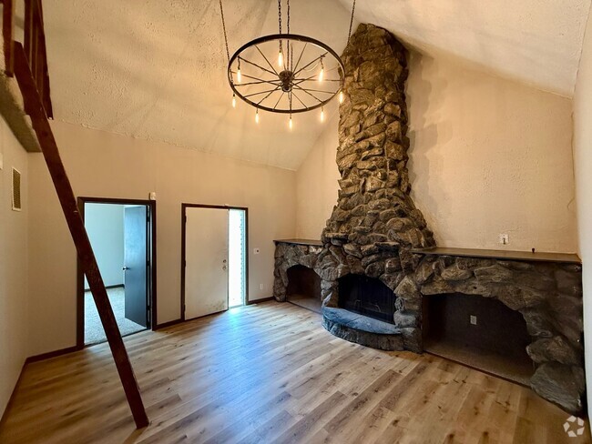 Building Photo - 2 Bed 1 Bath with a 2 Room Loft