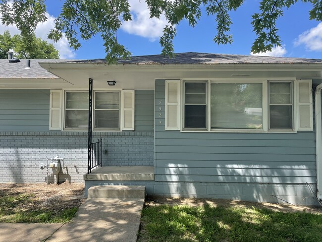 Building Photo - Blondo Street Unit 7524