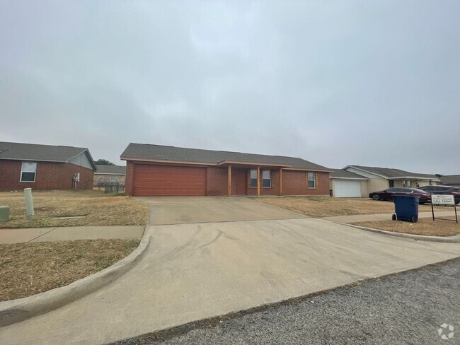 Building Photo - Beautiful home close to down town Granbury...