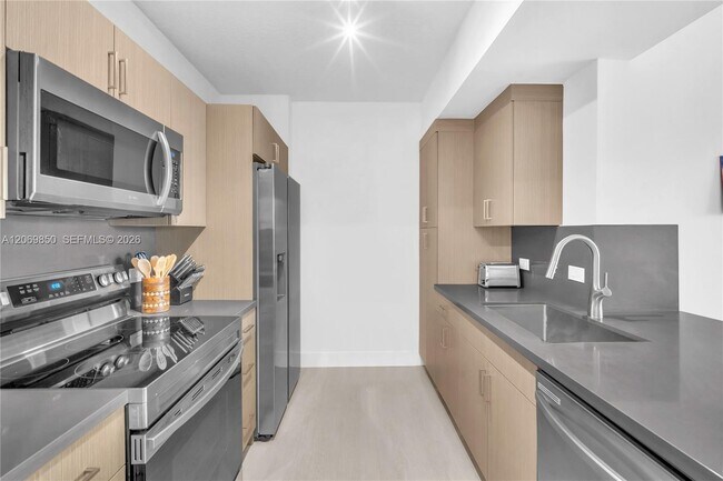 18800 NE 29th Ave Unit 517 (Fully Renovated)