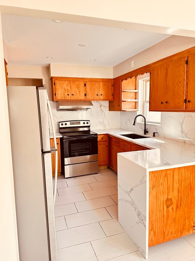 Photo - 2823 W 71st St