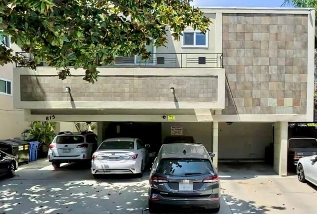 Building Photo - 815 S Sherbourne Dr Unit 3