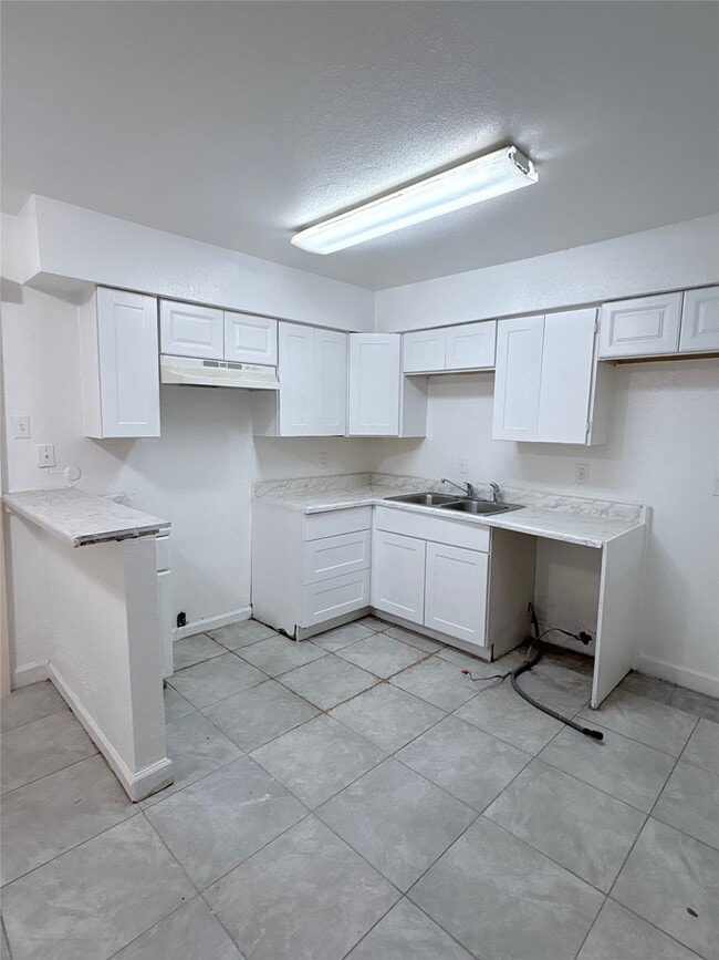 Building Photo - 5625 Antoine Dr Unit 1615